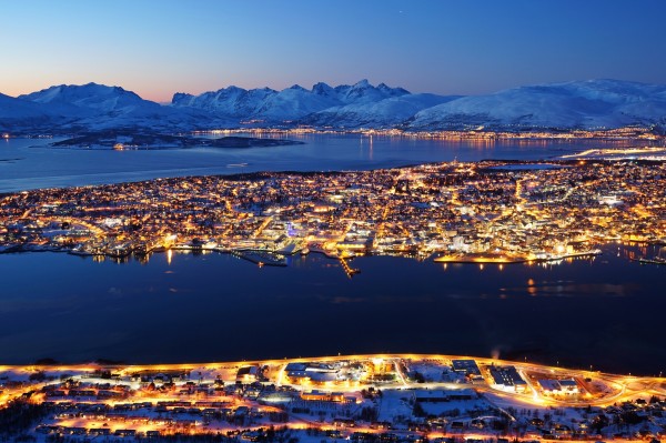 Tromsø bei einbrechender Dunkelheit 