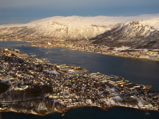 Tromsø im Abendlicht (Luftaufnahme, 2010)    