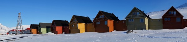 Häuserreihe in Longyearbyen 