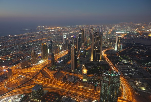Dubai bei hereinbrechender Dunkelheit    